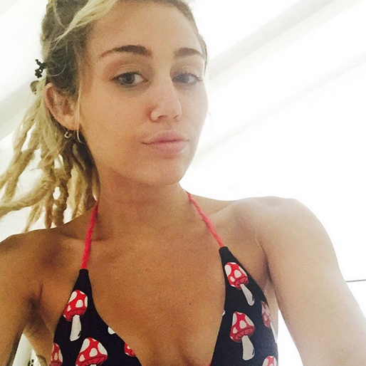 Miley Cyrus i en svampig bikini. Miley Cyrus i en svampig bikini.